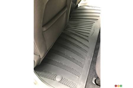 Chrysler Pacifica, carpet on floor of seocnd row
